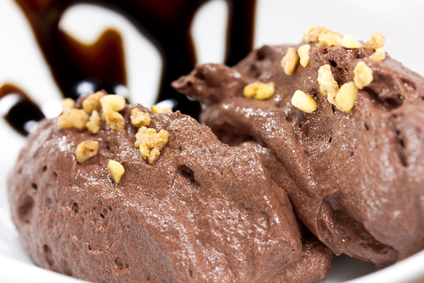 Mousse au Chocolat ohne Sahne - luftiges und cremiges Schokoladendessert in einer Schüssel serviert.